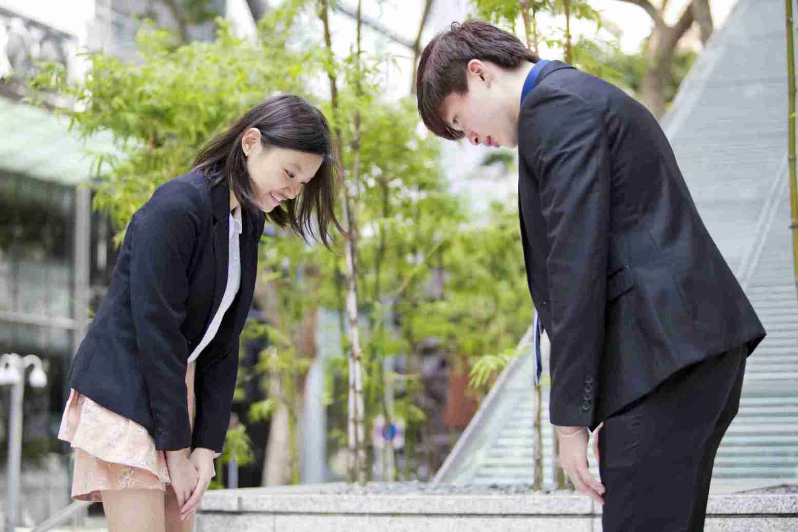 Persona mostrando modales y etiqueta en Japón
