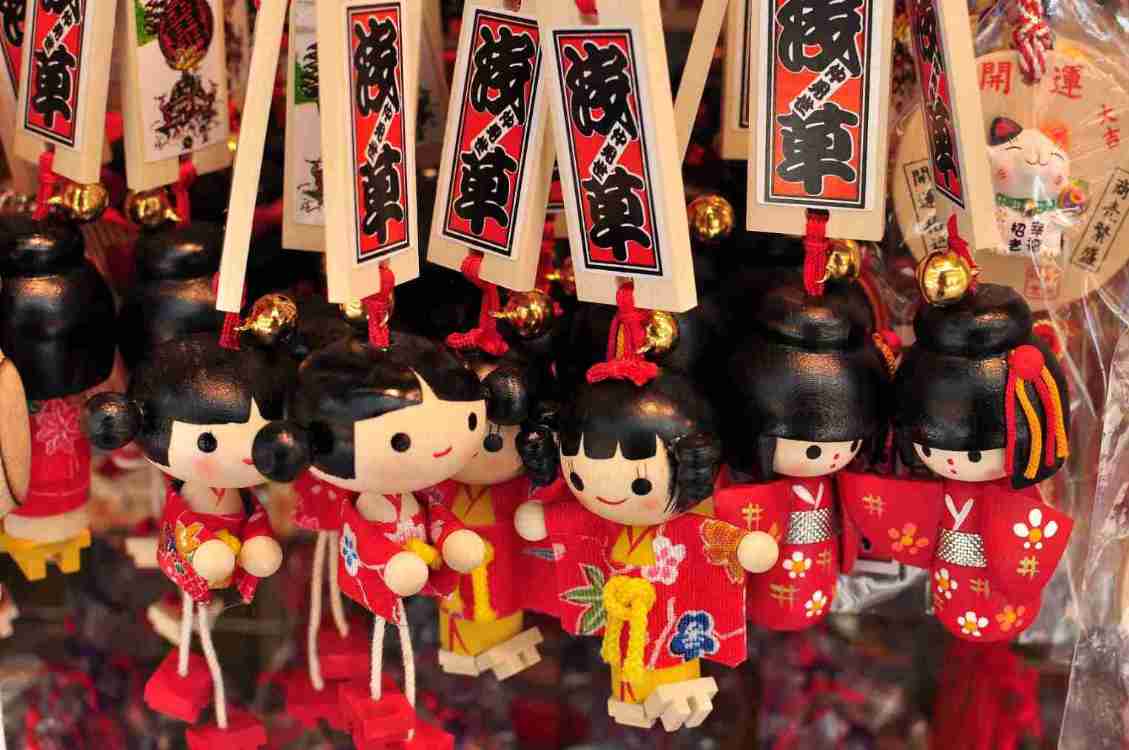 Souvenirs japoneses coloridos en una tienda