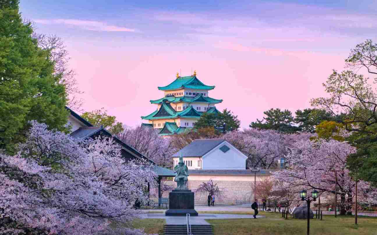 Castillo de Nagoya con decoraciones doradas