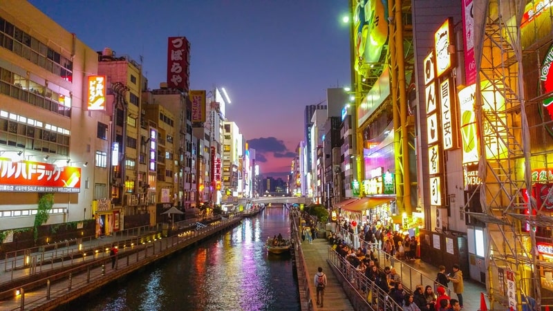 Zona comercial animada en Osaka