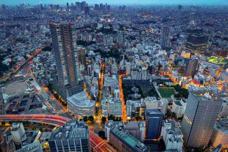 Calles animadas del distrito Ikebukuro en Tokio
