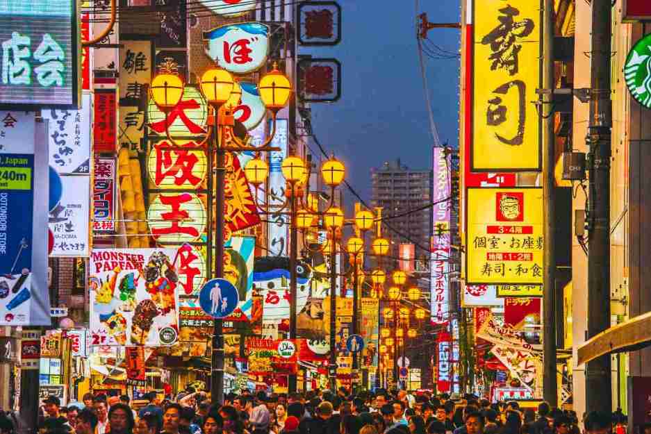 Zona comercial Dotonbori con luces de neón