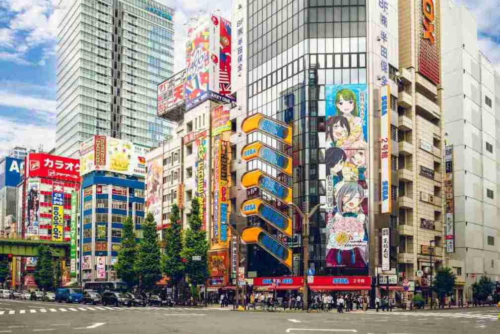 Calles iluminadas del distrito electrónico Akihabara en Tokio