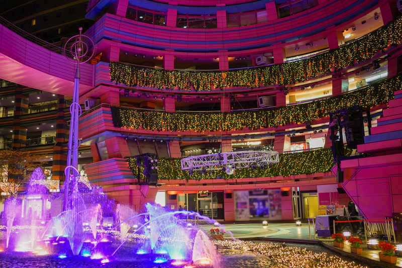 Centro comercial Canal City con canal y fuentes