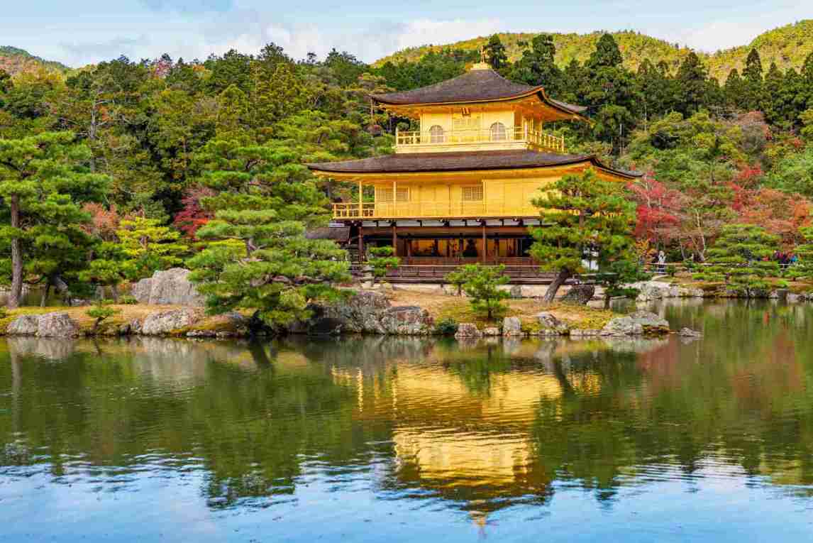 Templo Kinkaku-ji cubierto de oro