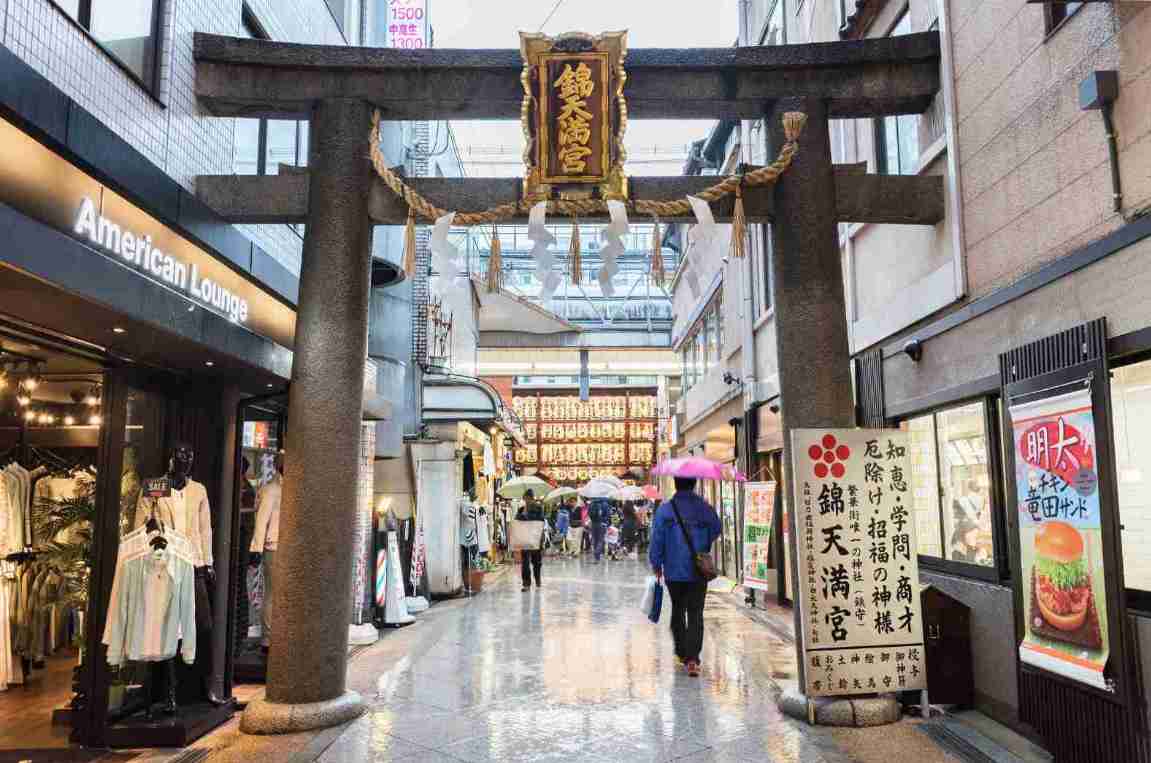 Puestos de comida en el mercado Nishiki de Kioto