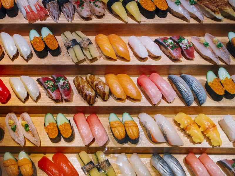 Disfruta del sushi auténtico en Japón, una experiencia única durante tus viajes juveniles a Japón.